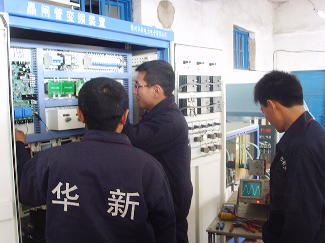 認(rèn)真地出廠檢驗中